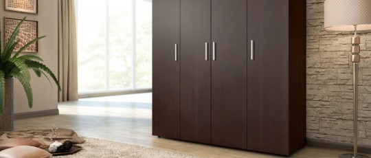 Шкаф с распашными дверями в спальне