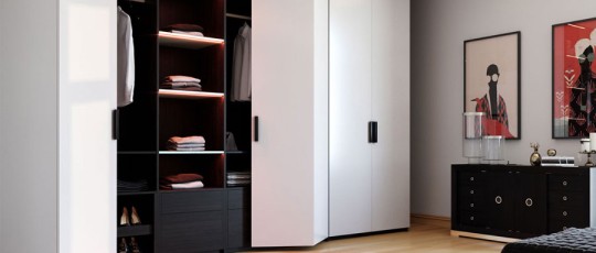 Шкаф со складными дверями в спальне