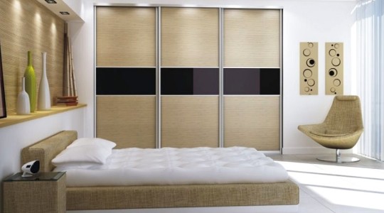 Встроенные прямые шкафы в спальне